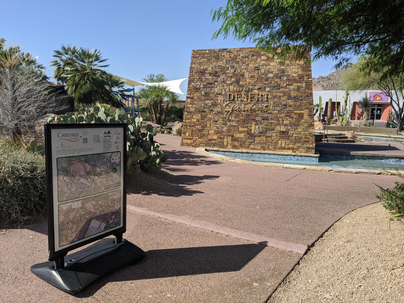 DFLT_trail_head_sign_at_Carefree_Desert_Gardens_300dpi